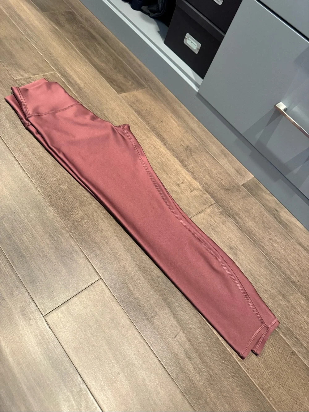 ALO Yoga air lift High-Rise Performance Leggings in burgundy truffle